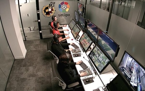 张吧策路 亚马尔点球争议！供应商：巴萨vs巴列卡诺VAR故障因缺少电力供应